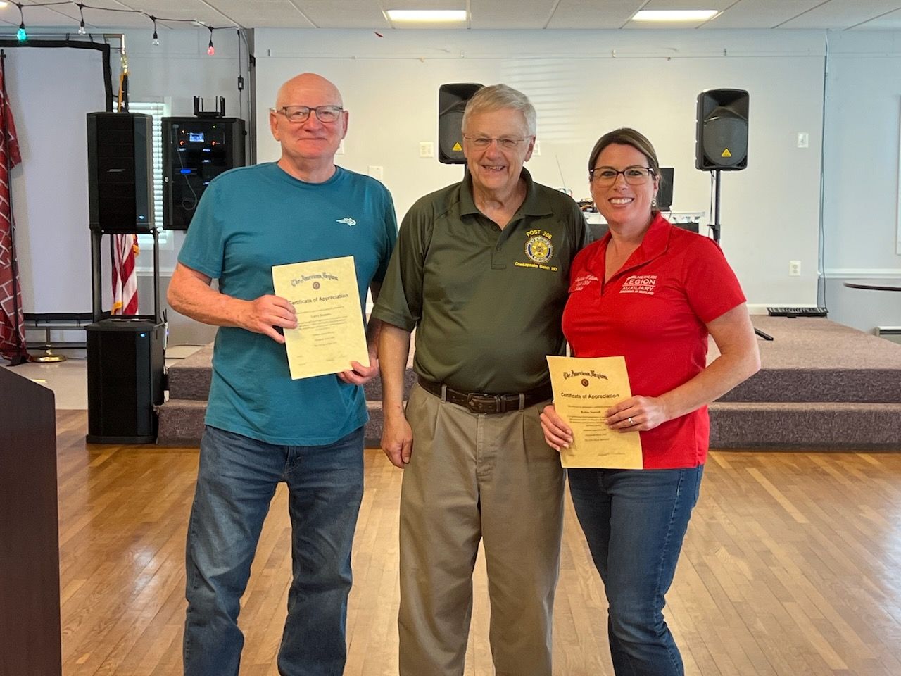 Auxiliary members receiving certificates