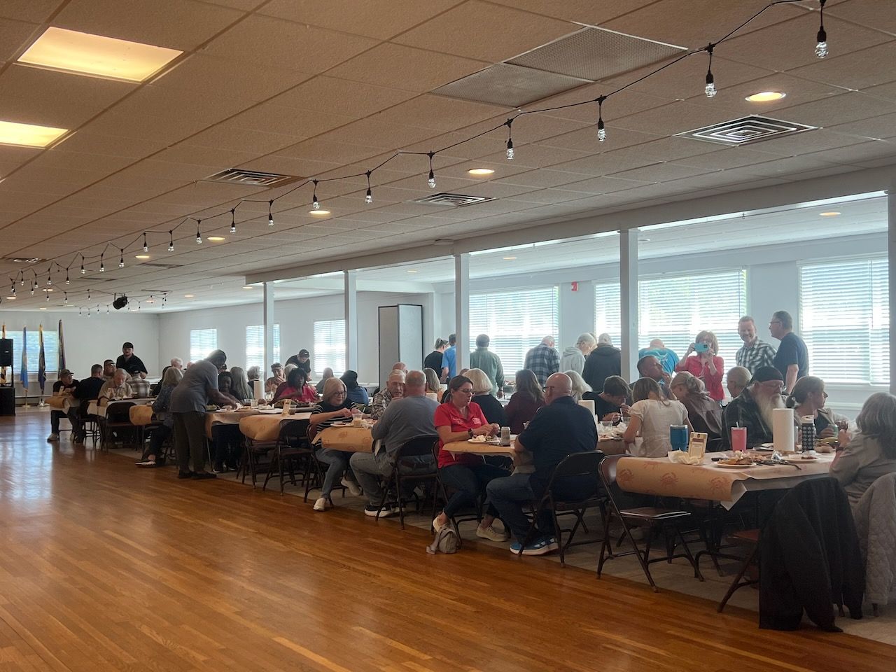 Main hall full of diners